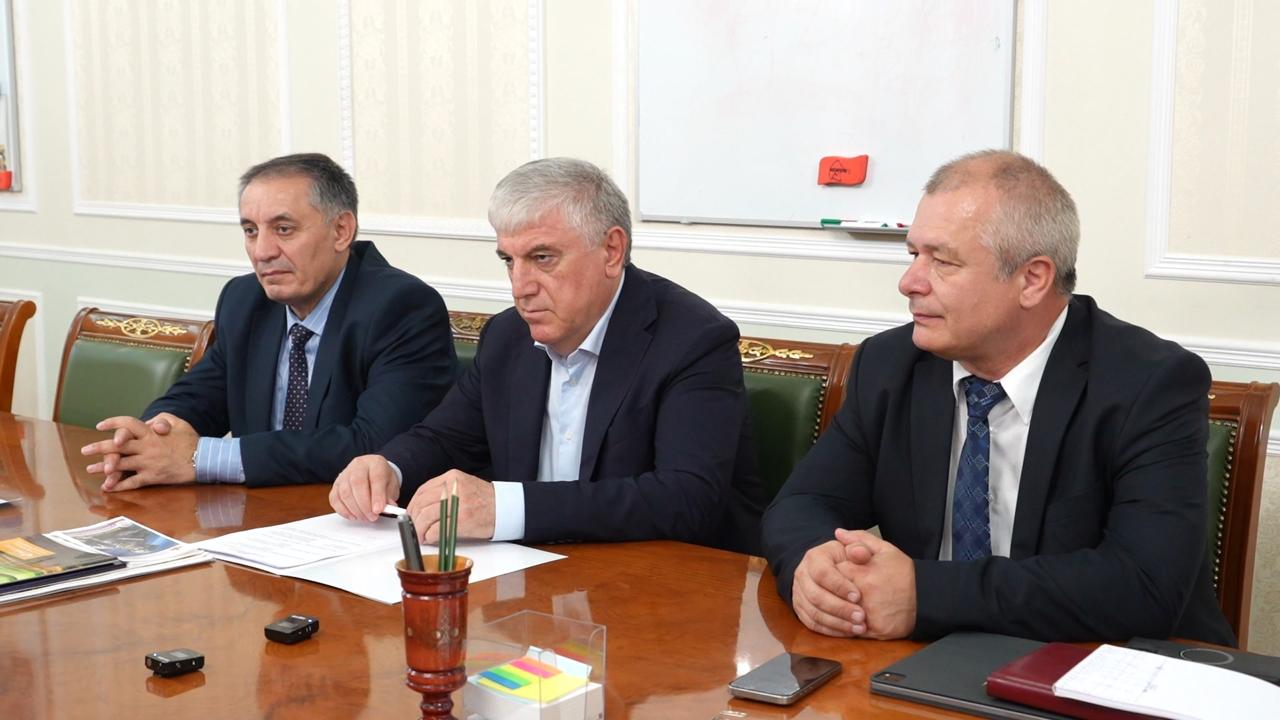 Абдурахман Махмудов встретился с представителями фонда "Защитники Отечества"